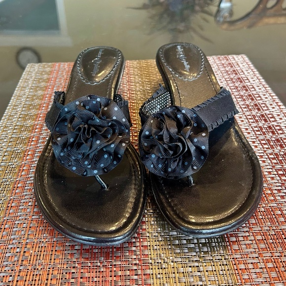 NEW Lindsay Phillips Black Thong Sandals with Polka Dot Flower Detail Size 10 - Picture 2 of 8